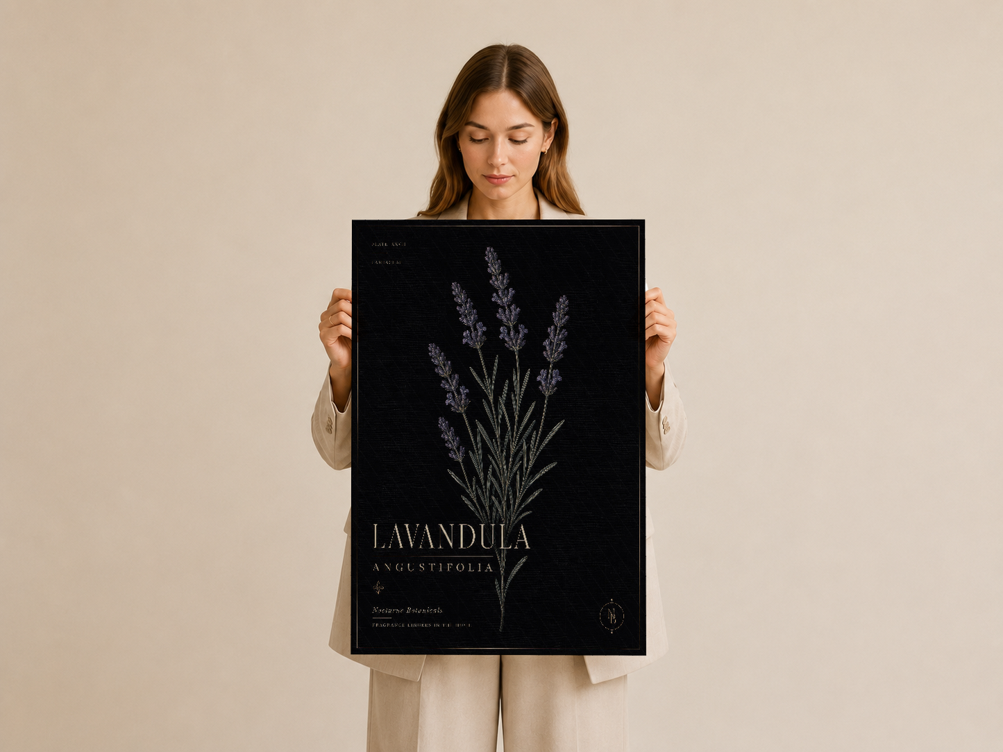 Lavanda botanik baskısı, çerçeveli poster formatında el ile tutulmuş gösterim.
