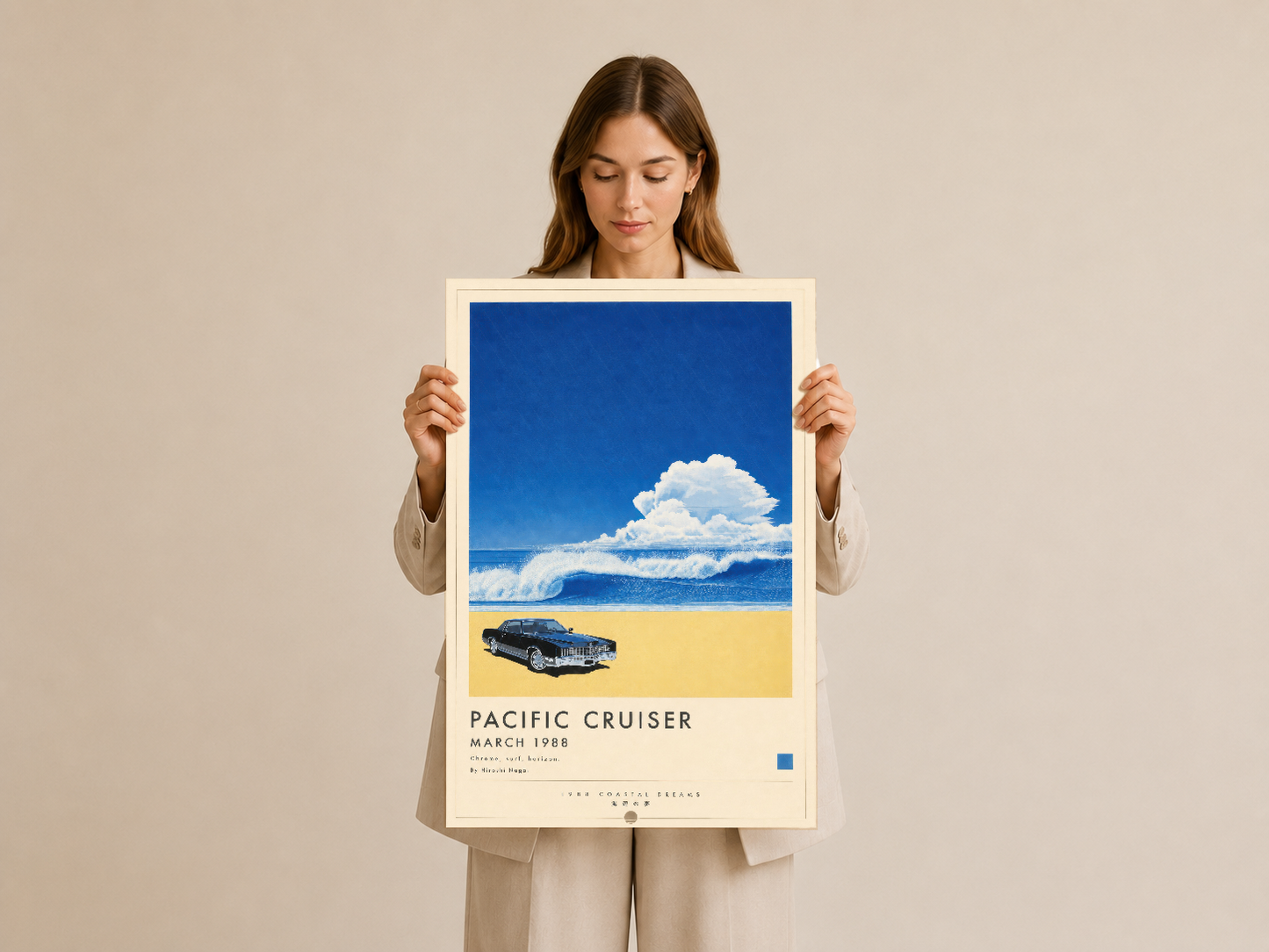 Pacific Cruiser duvar tablosu elde tutulmuş halde, retro oceanic temasıyla tasarlanmış nostaljik sanat baskısı, krem