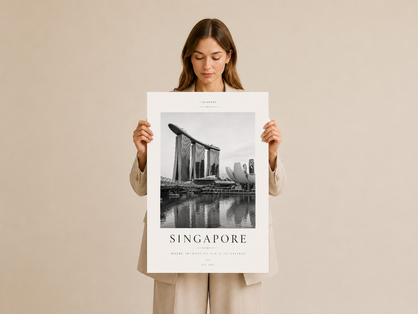 Elinde Singapore tablosunu tutan kadın, şık beyaz çerçeveli poster baskısı.