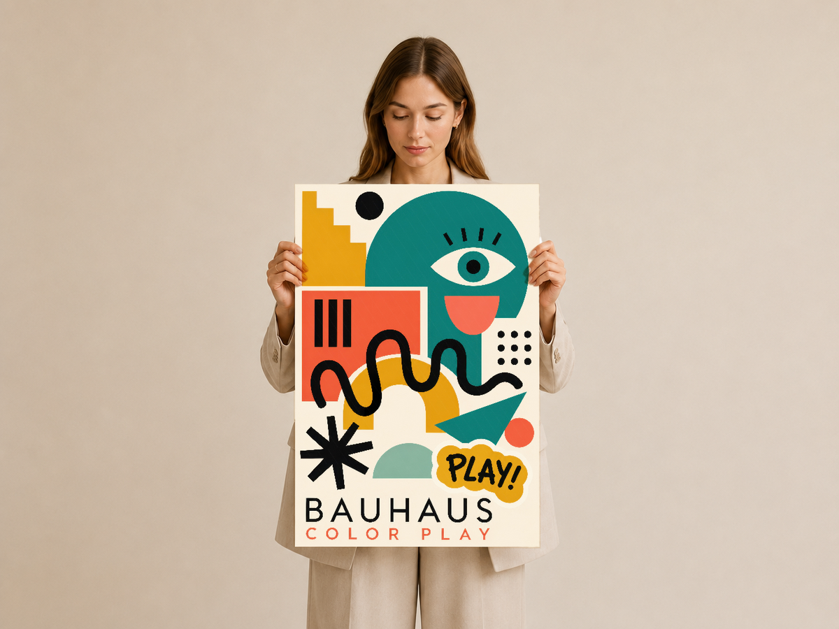 Bauhaus Color Play posteri, elde tutulduğunda canlı renk paleti ve modernist deseninin net ve etkileyici görünümü sunuyor.