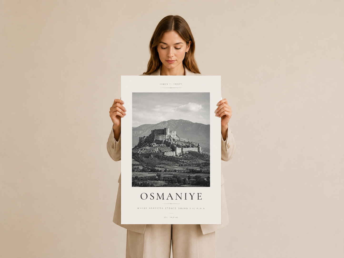 Osmanlı Kalesi poster, elinde tutan kadın modeli tarafından gösterilen siyah beyaz fotoğraf tablosu.