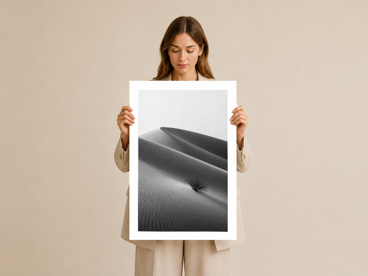 Modern tasarımlı çöl fotoğrafı tablosu, minimalist sanat çalışması olarak elleriyle sunuluyor.