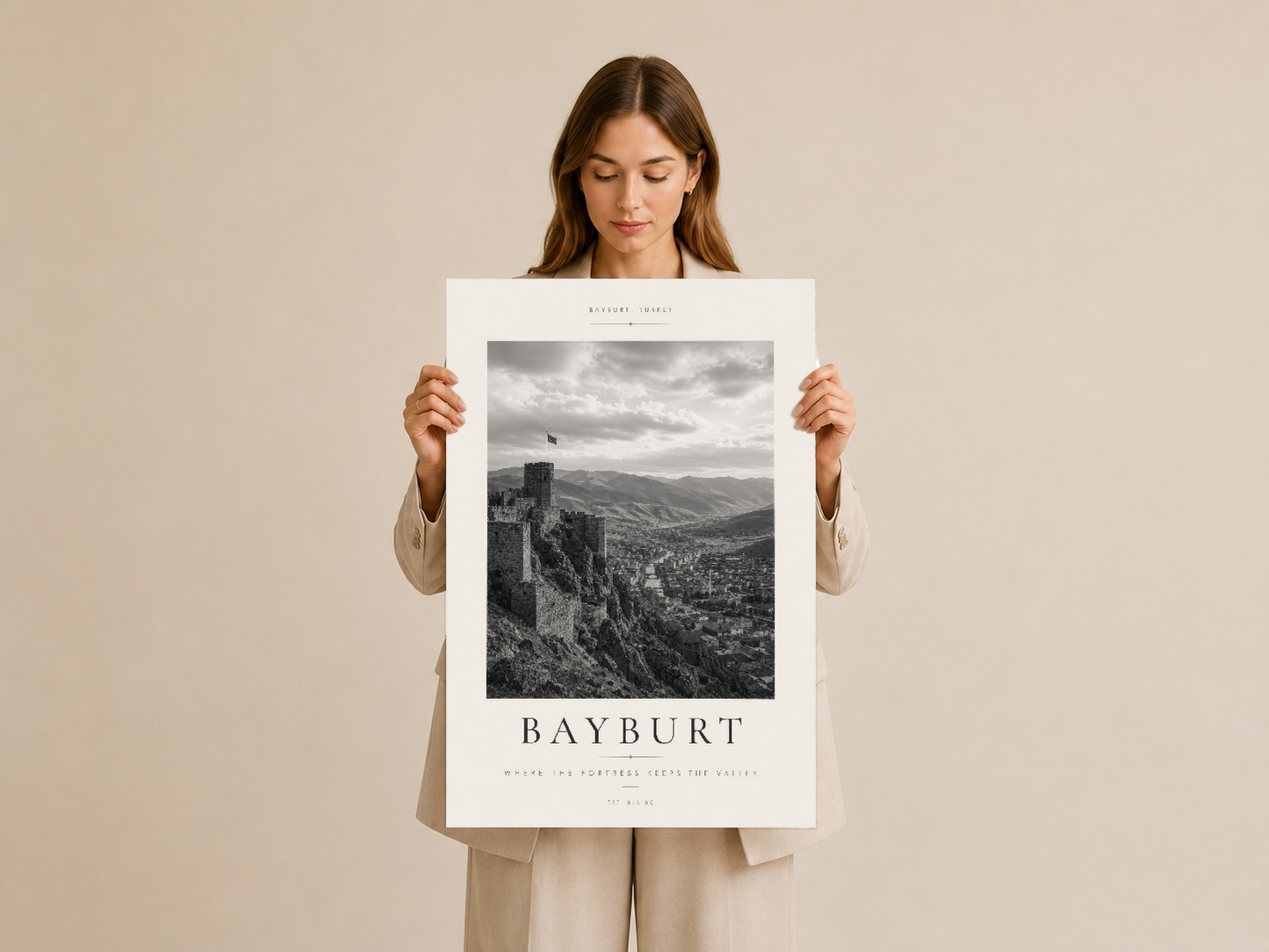 Bayburt Kalesi posteri, beyaz çerçevelenmiş haliyle elde tutuluyor, kaliteli baskı ve tasarımı vurgulanıyor.