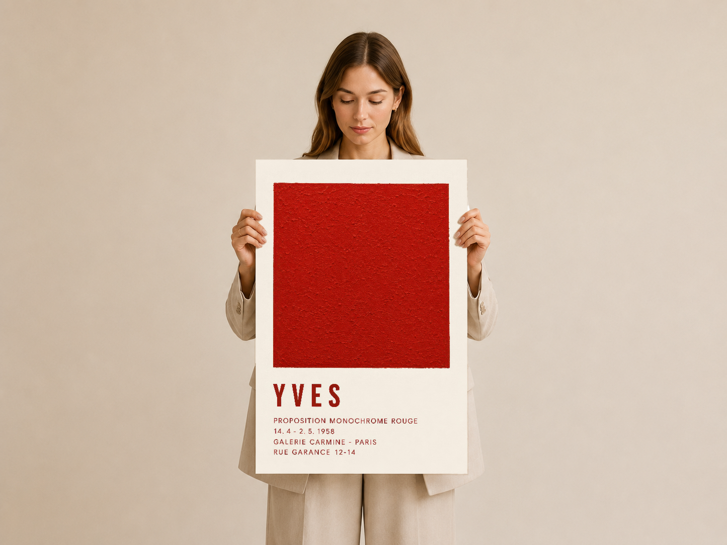 Elinde sanat posteri tutan kadın, minimalist kırmızı kare tasarım ve Yves yazısı net görülüyor.