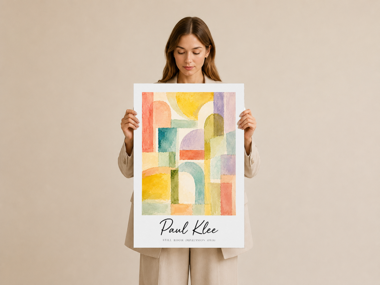 Renkli Paul Klee tablosu, sanat çerçevesinde tutuluyor, sarı, koral ve mavi tonlarıyla soyut özgünlüğü vurgulayan.