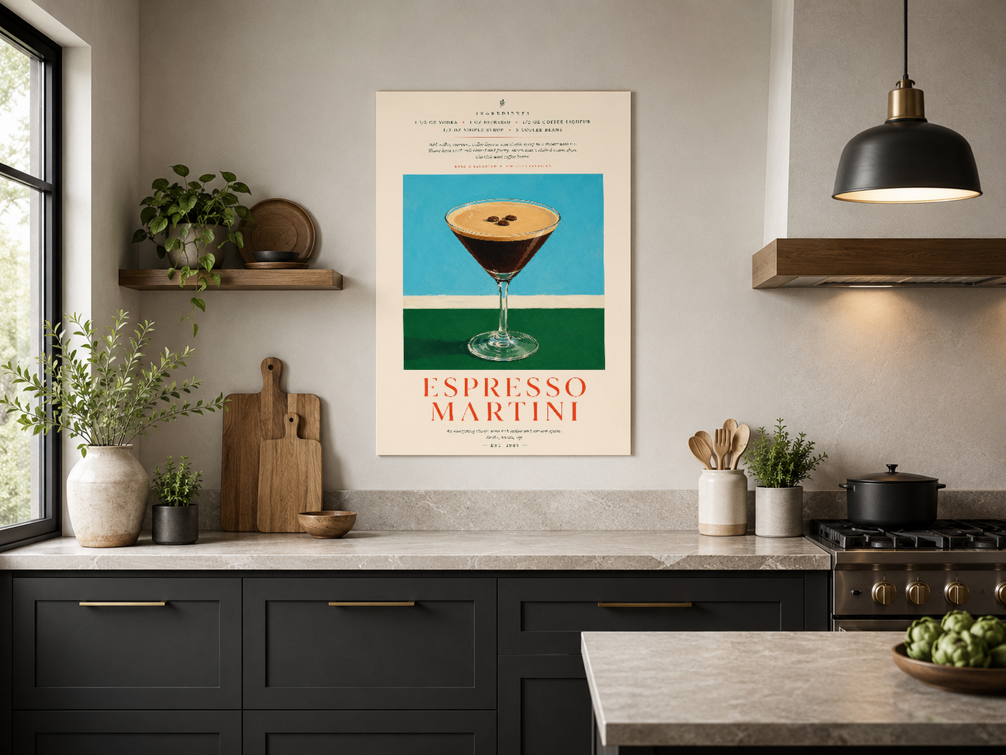 Koktail temalı minimalist poster, siyah mutfak şeridinin üstünde karakteristik tasarım sunması.