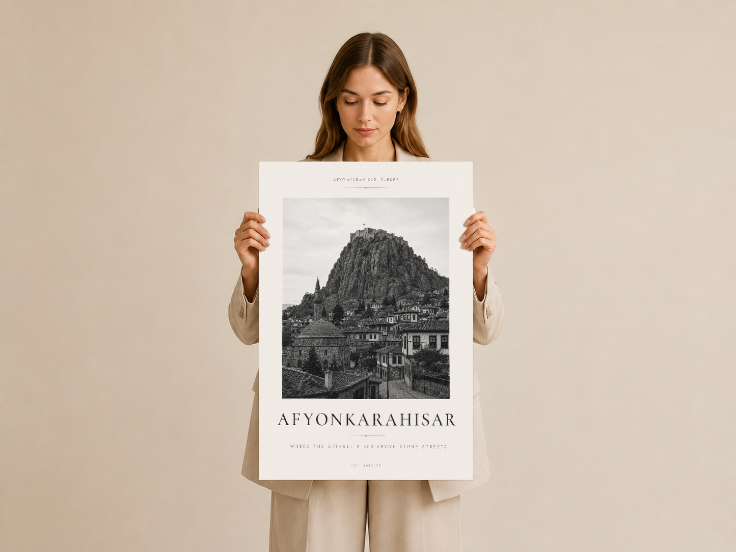 Afyonkarahisar poster, kadın tarafından tutuluyor, siyah-beyaz şehir fotoğrafı ile basılı duvar sanatı tablosu.