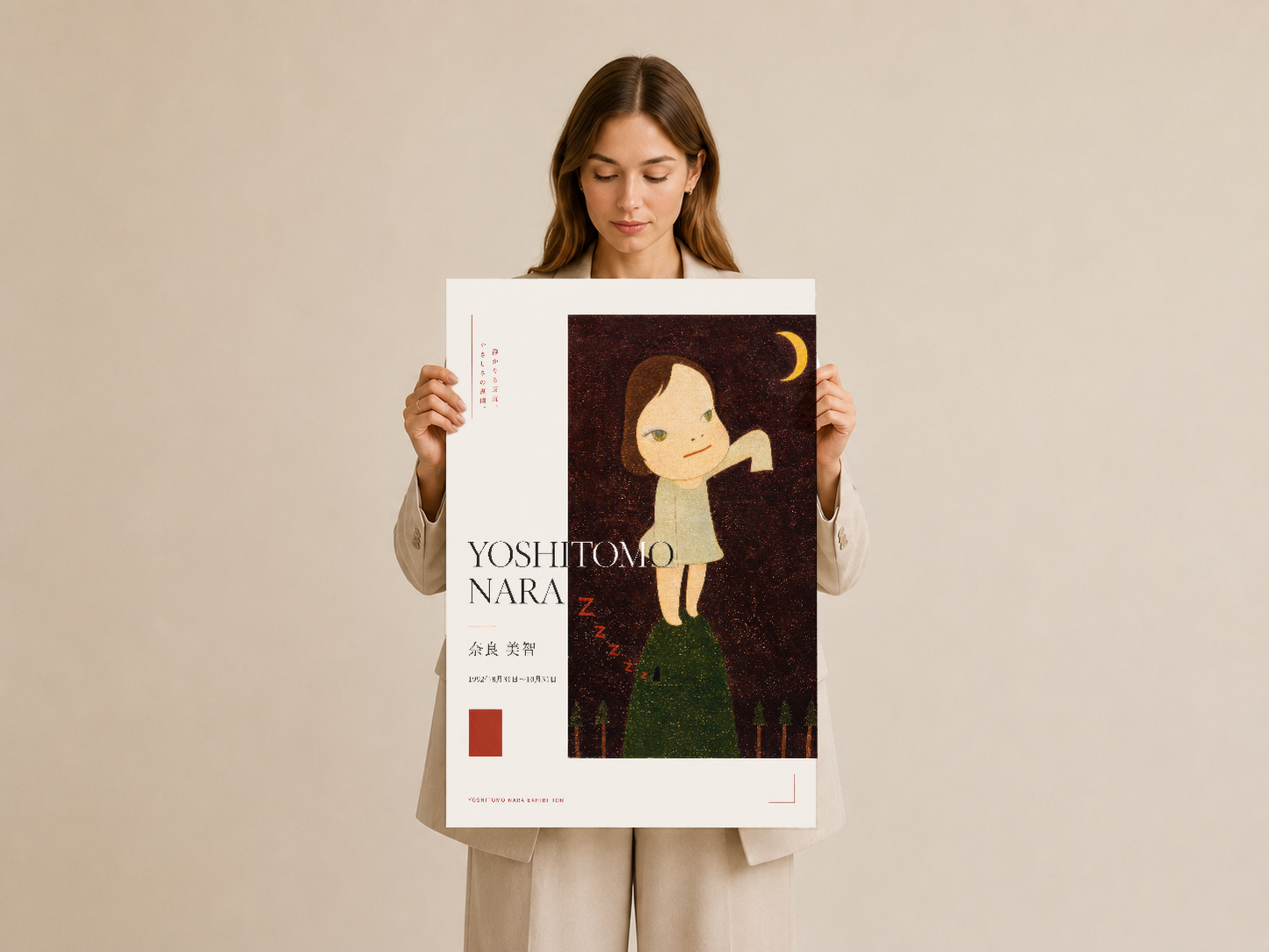 Yoshitomo Nara sergisi posteri, kadın tarafından tutulan ön görünüm, poster baskısının tam tasarımı net şekilde görülüyor.