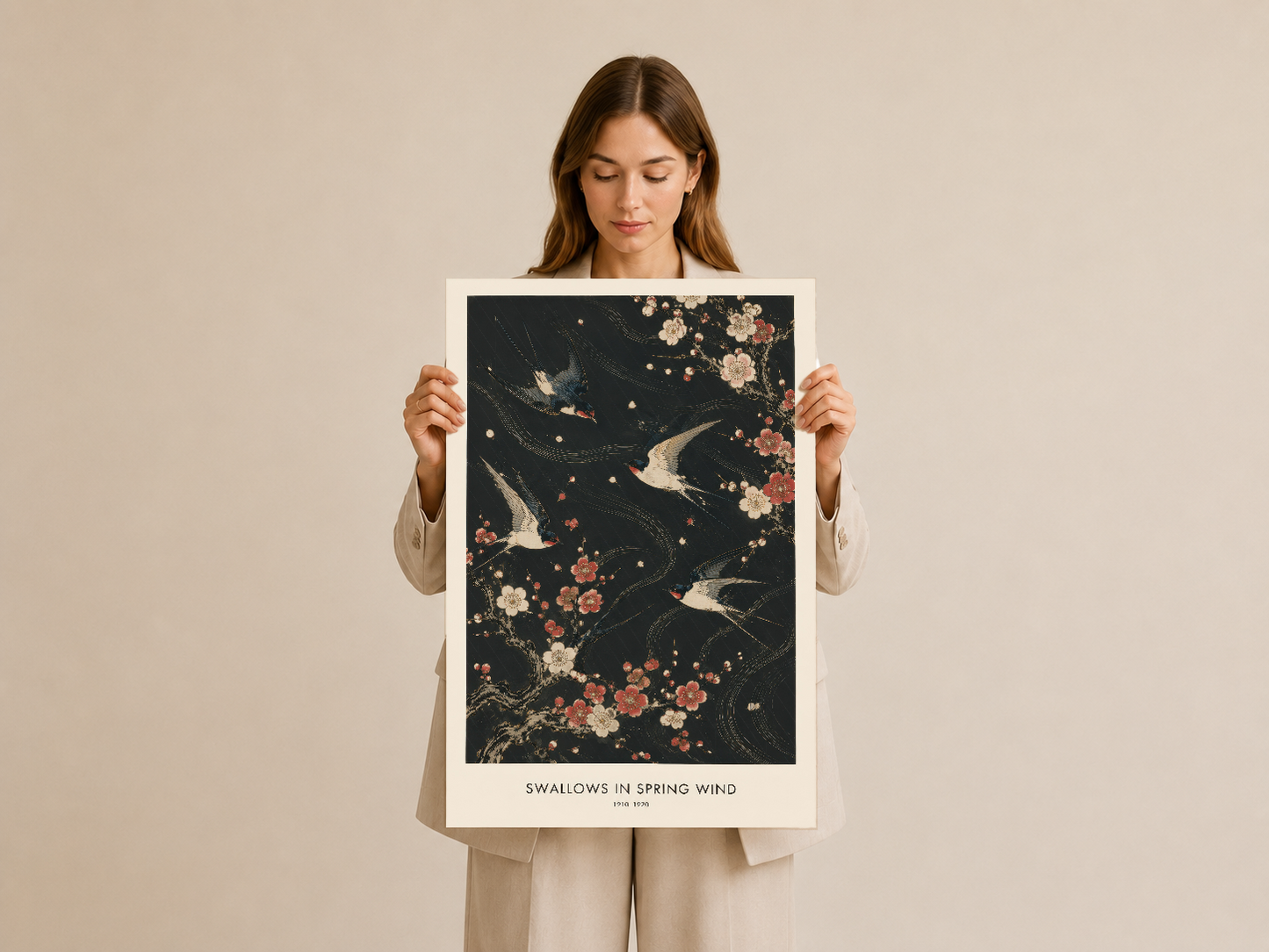 Kadın ellerinde tuttuğu, kuşlar ve çiçeklerle bezenmiş sanatsal poster baskısı.