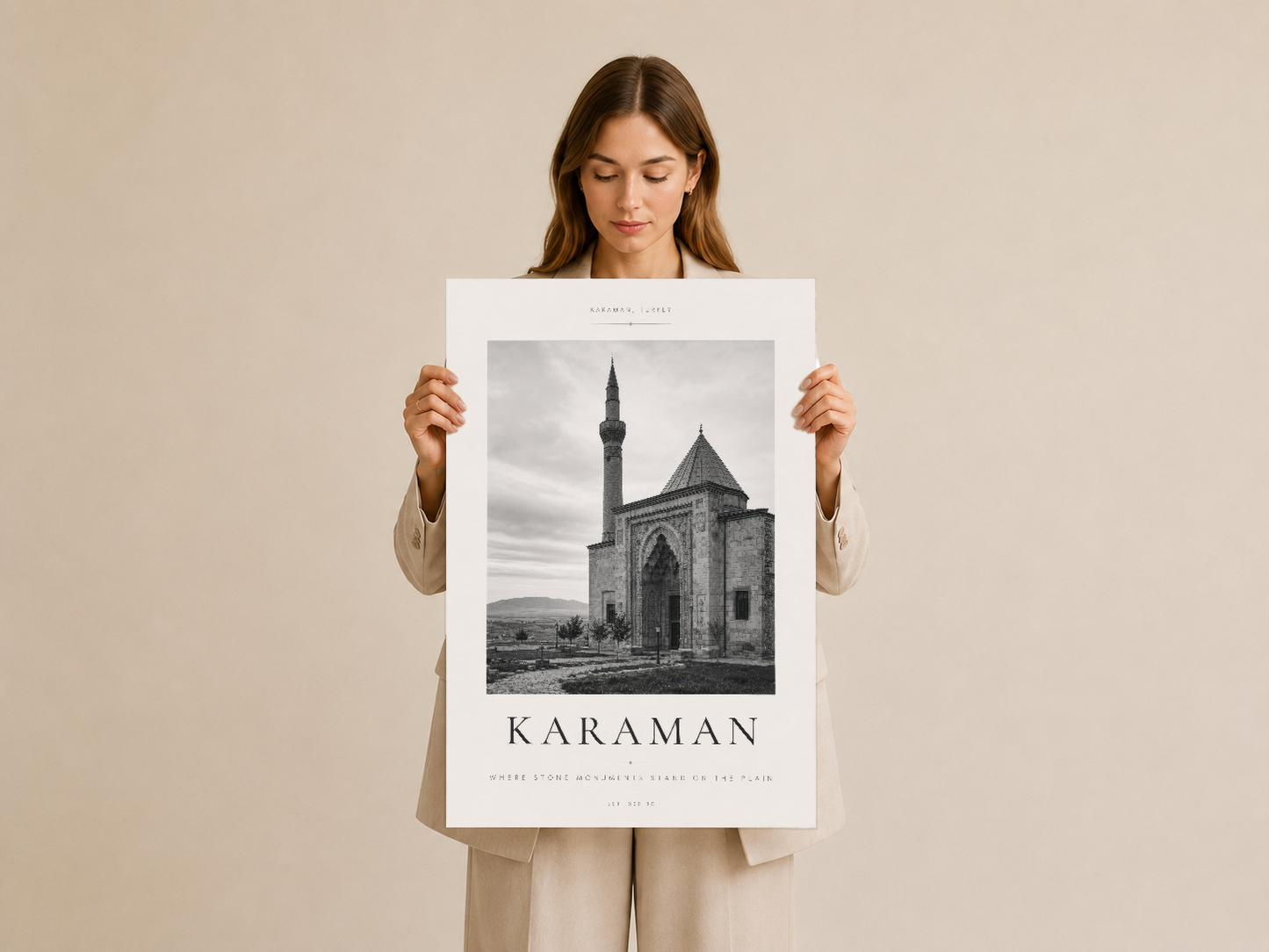 Karaman Camii tasarımının detaylı duvar tablosu, minimalist beyaz çerçevede sunuluyor.