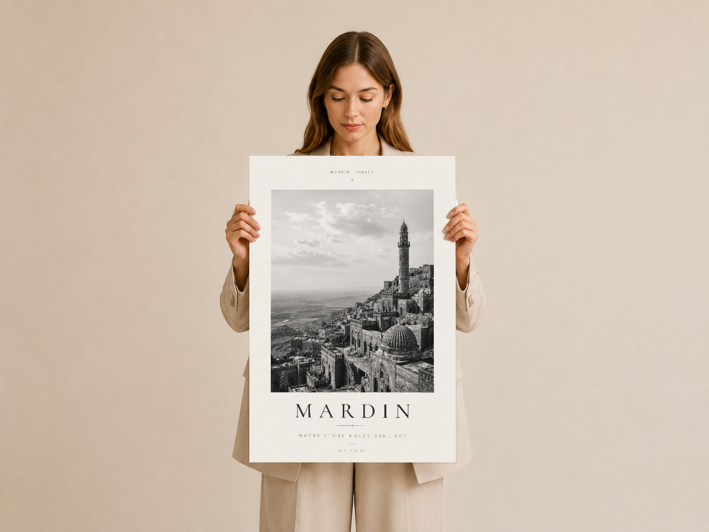 Mardin sanat posteri, zarif tipografi ve bulutlu gökyüzü fotoğrafı ile.