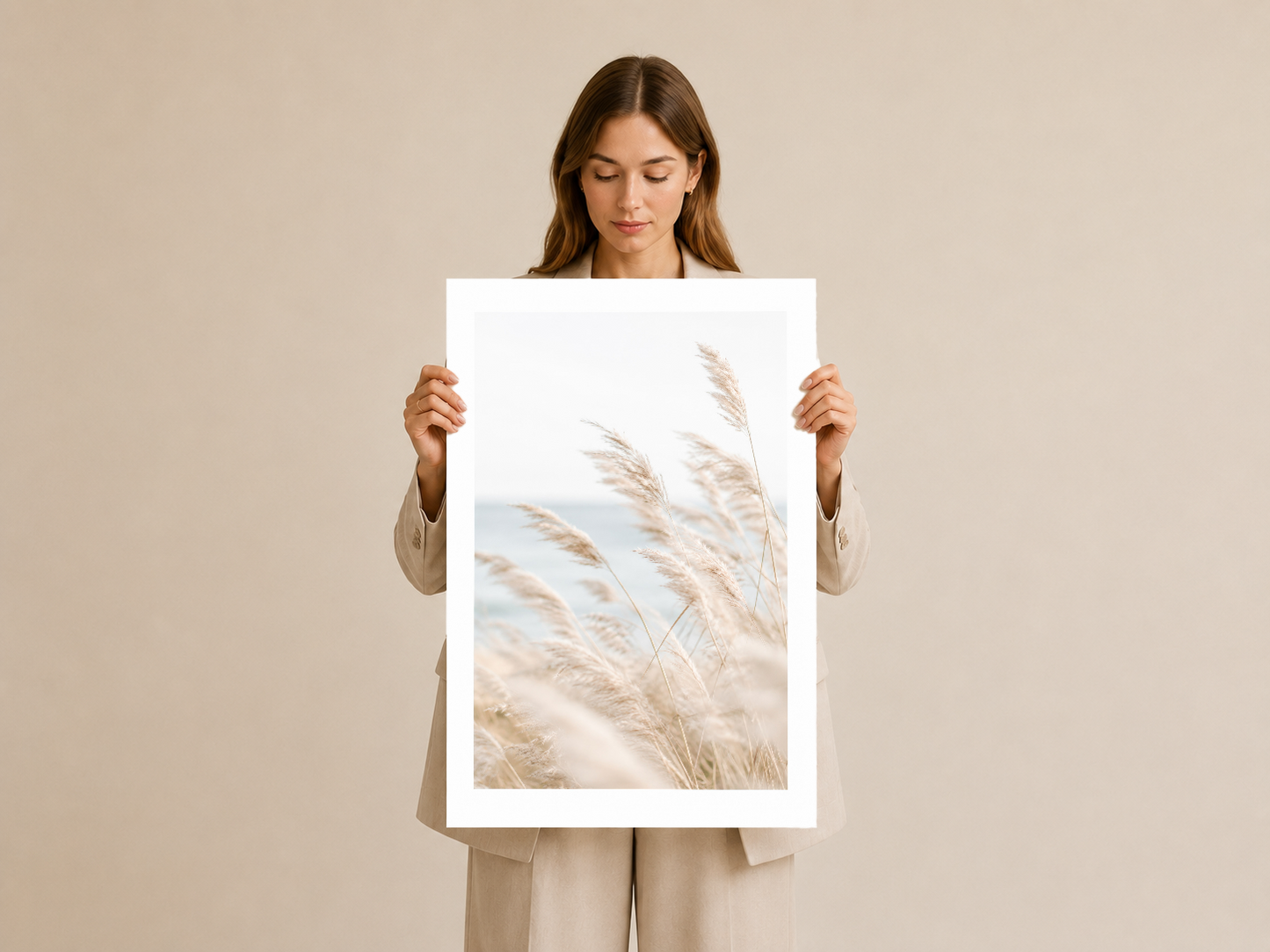 Estetik krem tonlu doğa fotoğrafı çerçeveli poster, minimalist dekorasyon ürünü.