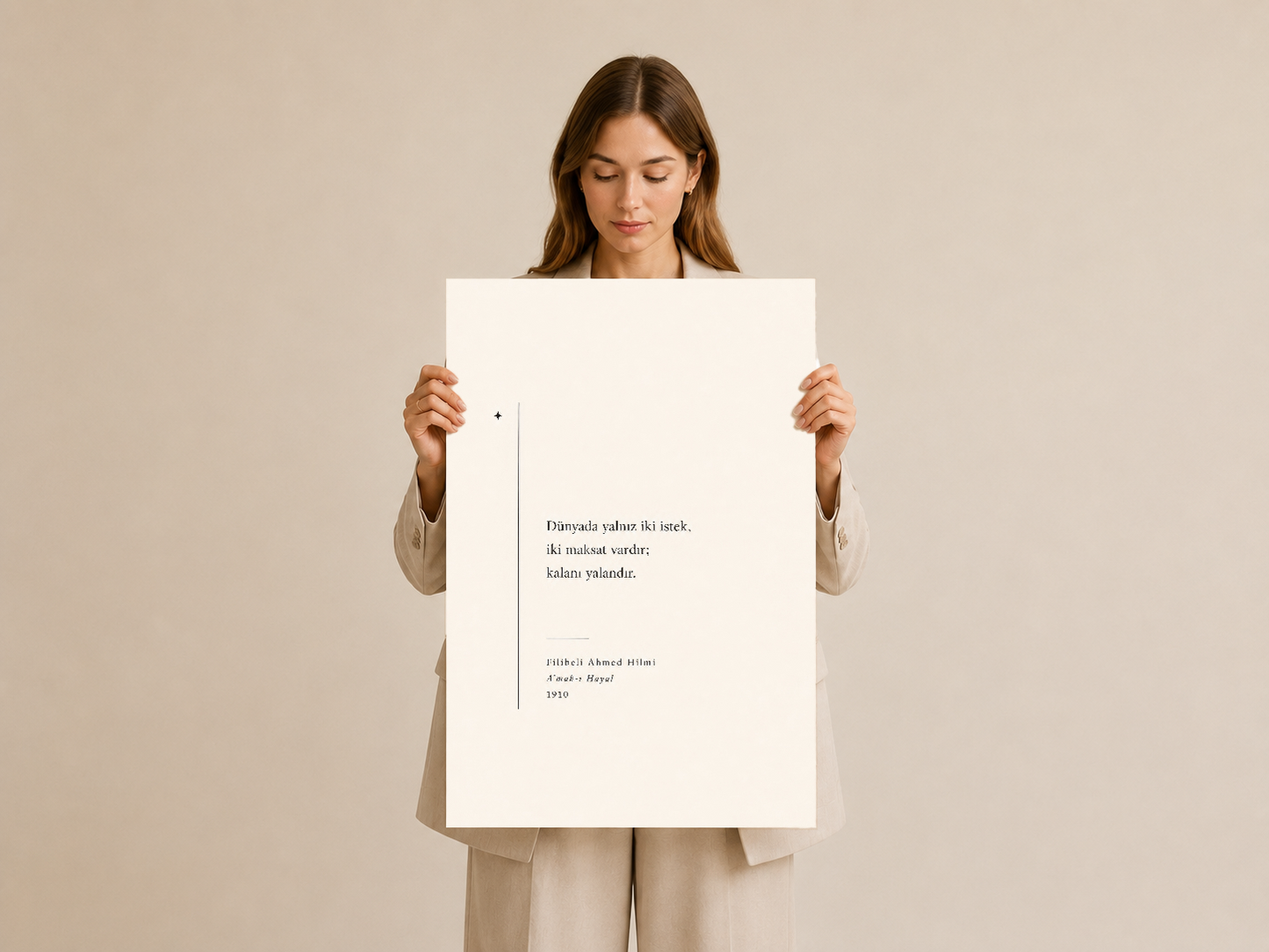 Elinde tutulan hafif ve şık tasarımda Türkçe literatür alıntı tablosu, çerçeveli baskı.