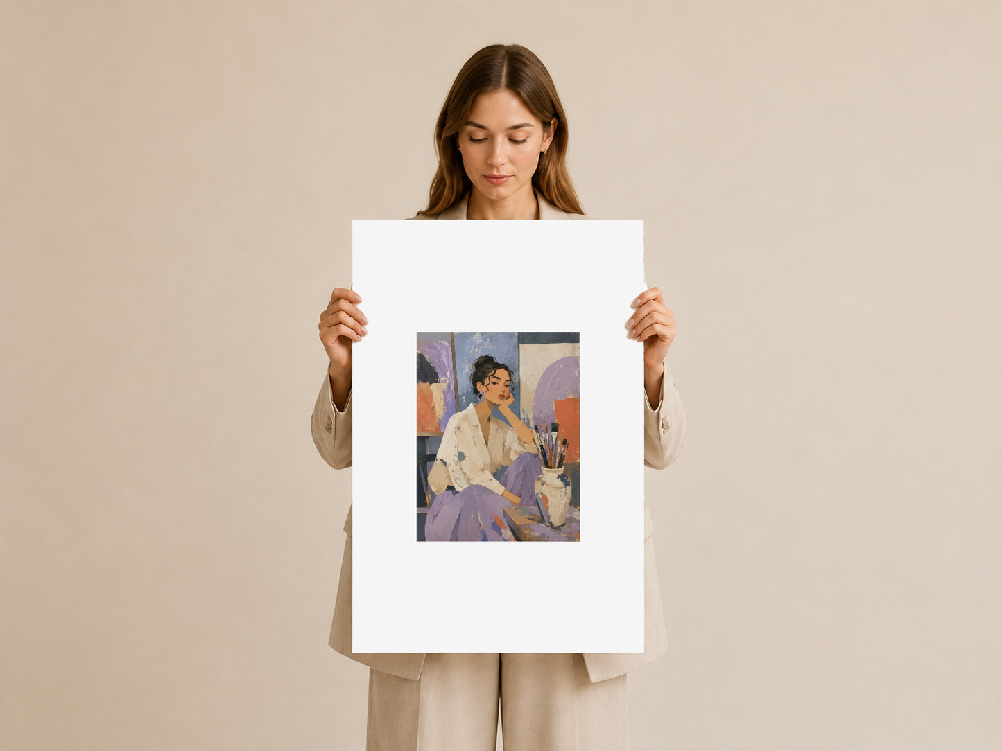 Kadın tarafından tutulan çerçevesiz poster baskısı, renkli sanatçı figürü görseli net şekilde önde.