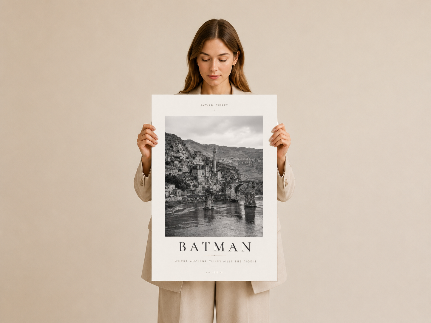Kadın tarafından tutulan Batman Türkiye poster, kaliteli baskı ve zarif tipografi gösteriyor.