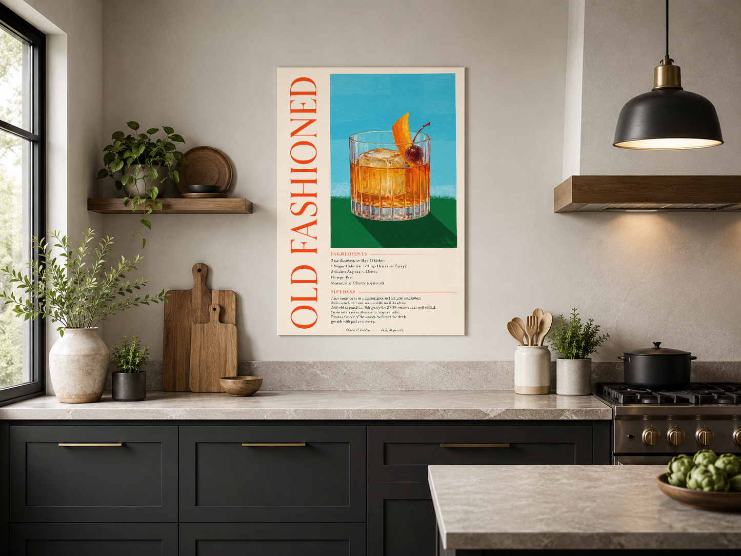 Retro içki tasarımlı duvar posteri, siyah mutfak mobilyasının üstünde trendi bir şekilde konumlandırılmış.