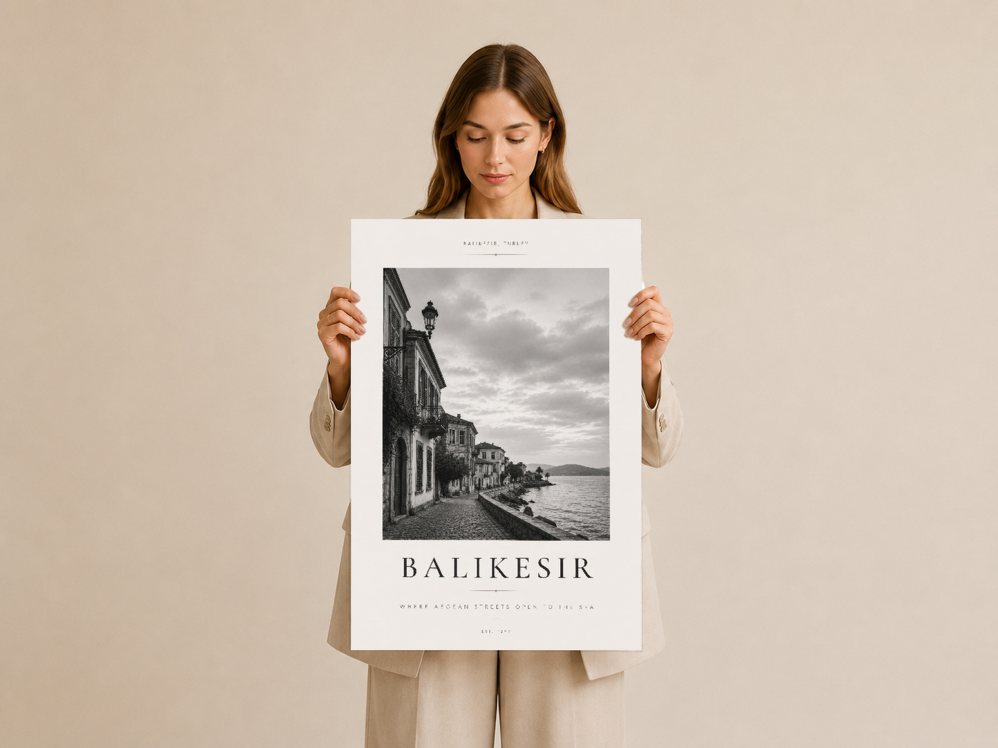 Balikesir poster baskısı, zarif sunuşu, siyah beyaz mimari fotoğraf ve deniz manzarası içeriyor.