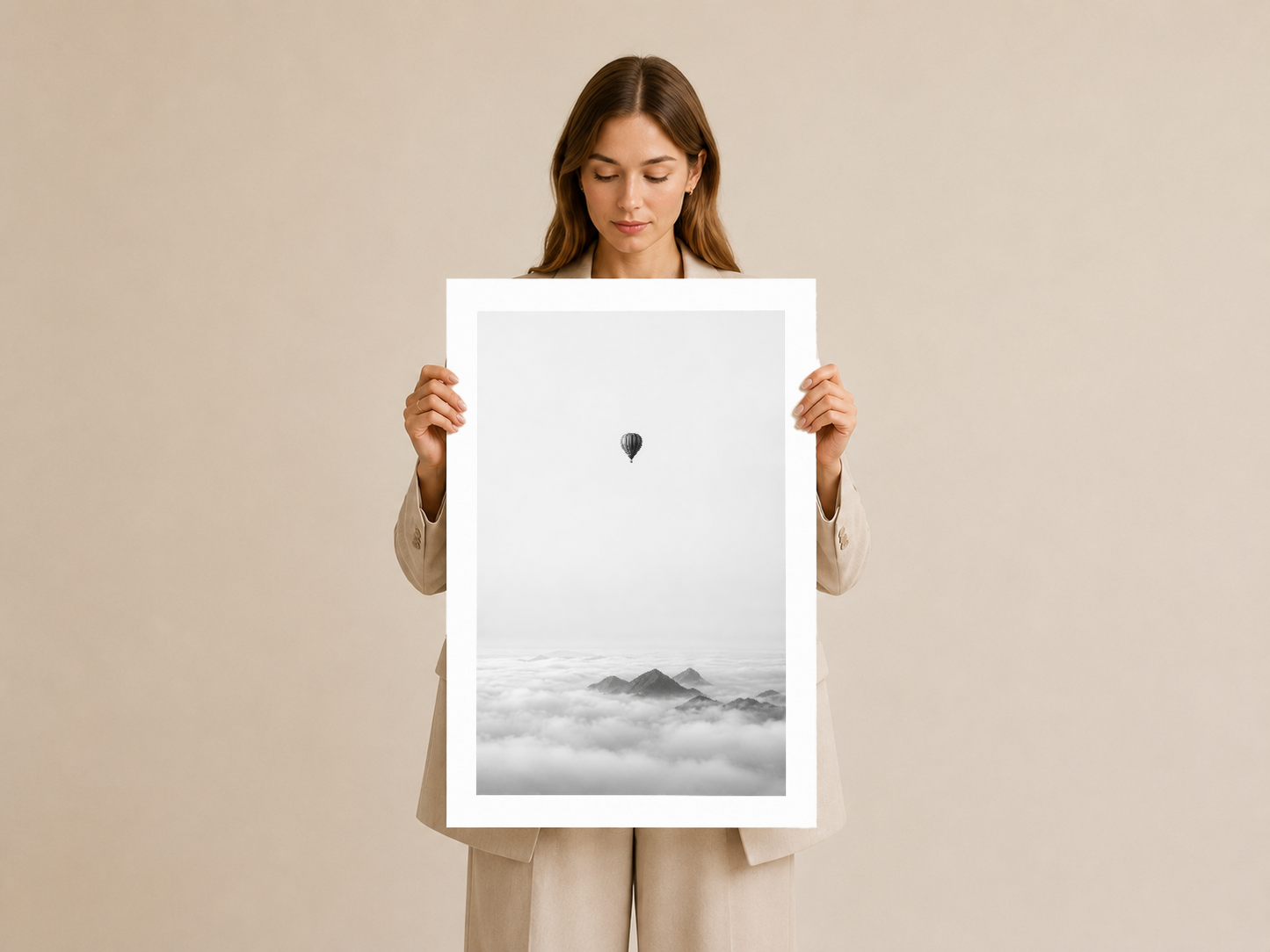 Kadın tarafından tutulan, balon detaylı minimalist siyah-beyaz duvar sanatı tablosu.