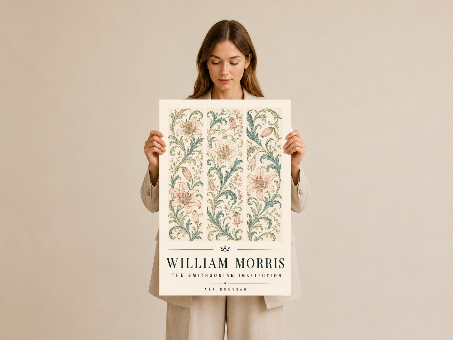 William Morris klasik çiçek deseni tablosu, elle tutularak sunuluyor.