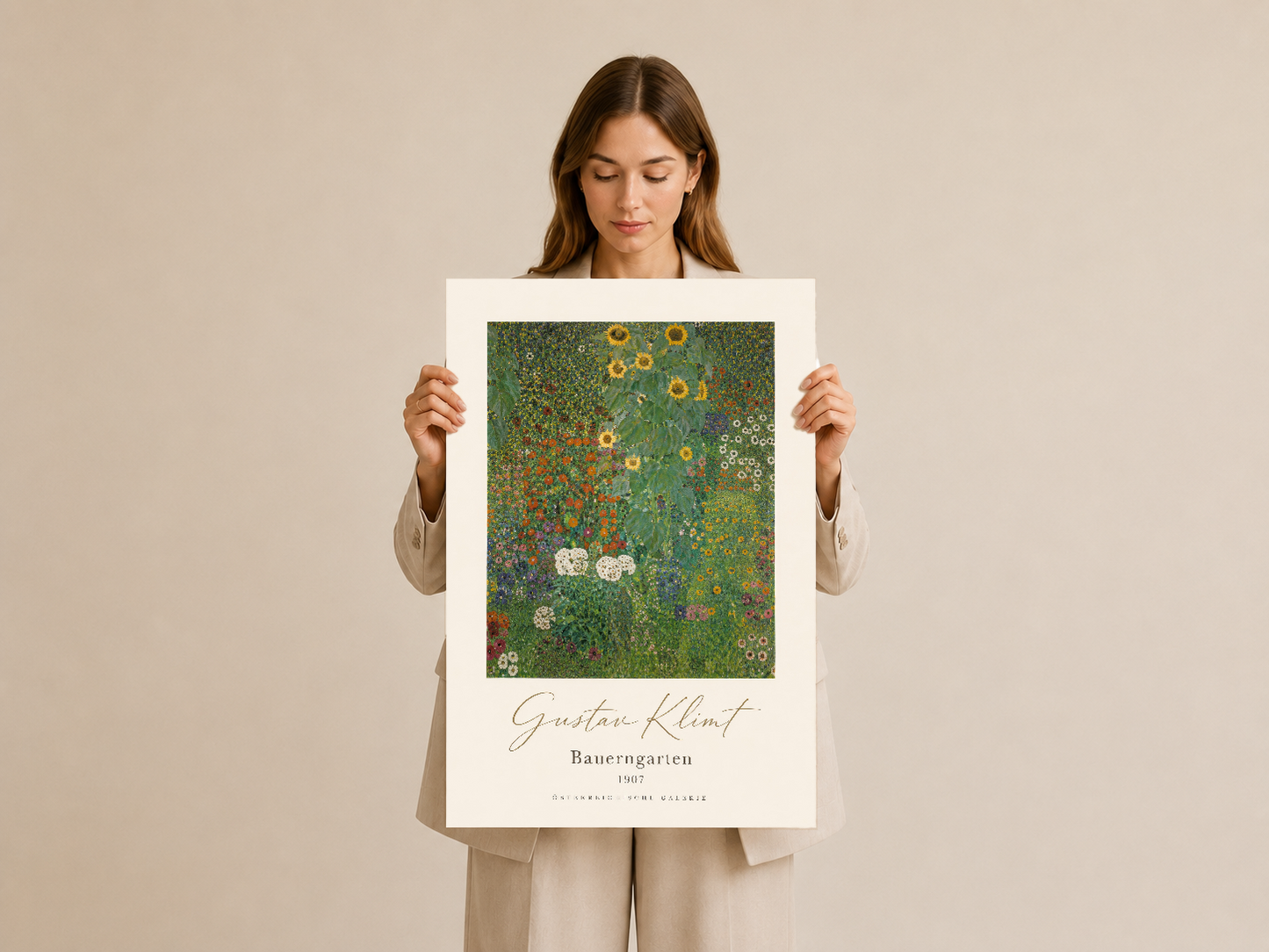 Klimt'in imzalı çiçek bahçesi tablosu, kadın tarafından tutulmuş, museum kalitesi sanat posterinin büyüklüğü gösteriyor.