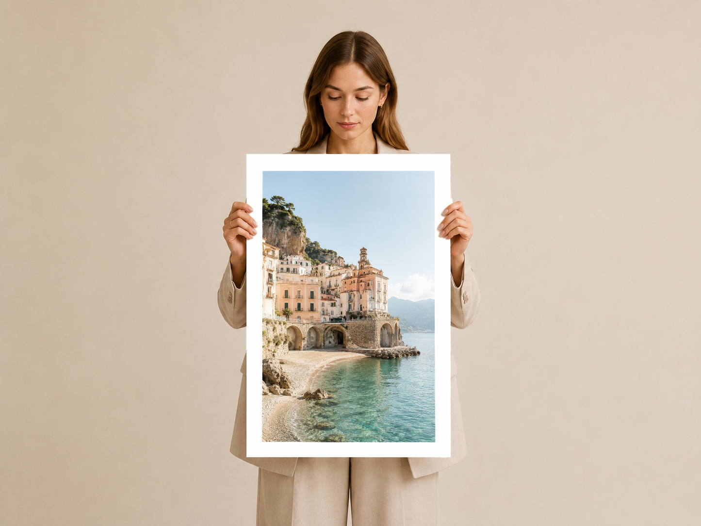 Güneşli İtalyan koyunun sakin güzelliğini yakalayan premium art print, elinde tutularak gösteriliyor.