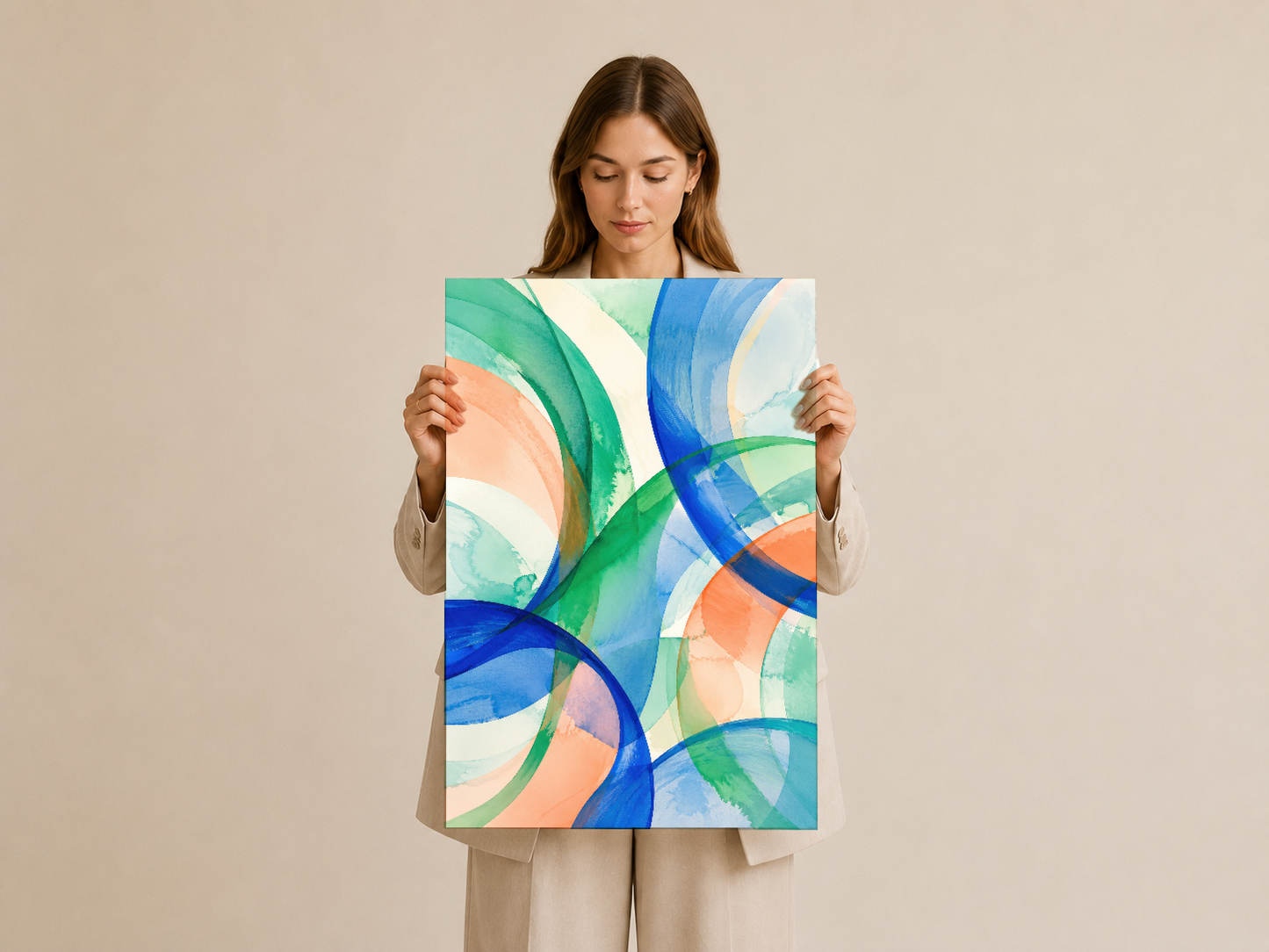 Kavisli çizgiler ve pastel tonlarıyla dekoratif soyut sanat tablosu, elde tutuluyor.