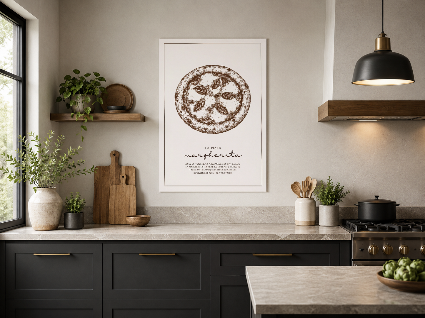 Vintage pizza baskısı koyu mutfak mobilyaları karşısında, endüstriyel stil aydınlatmanın altında.