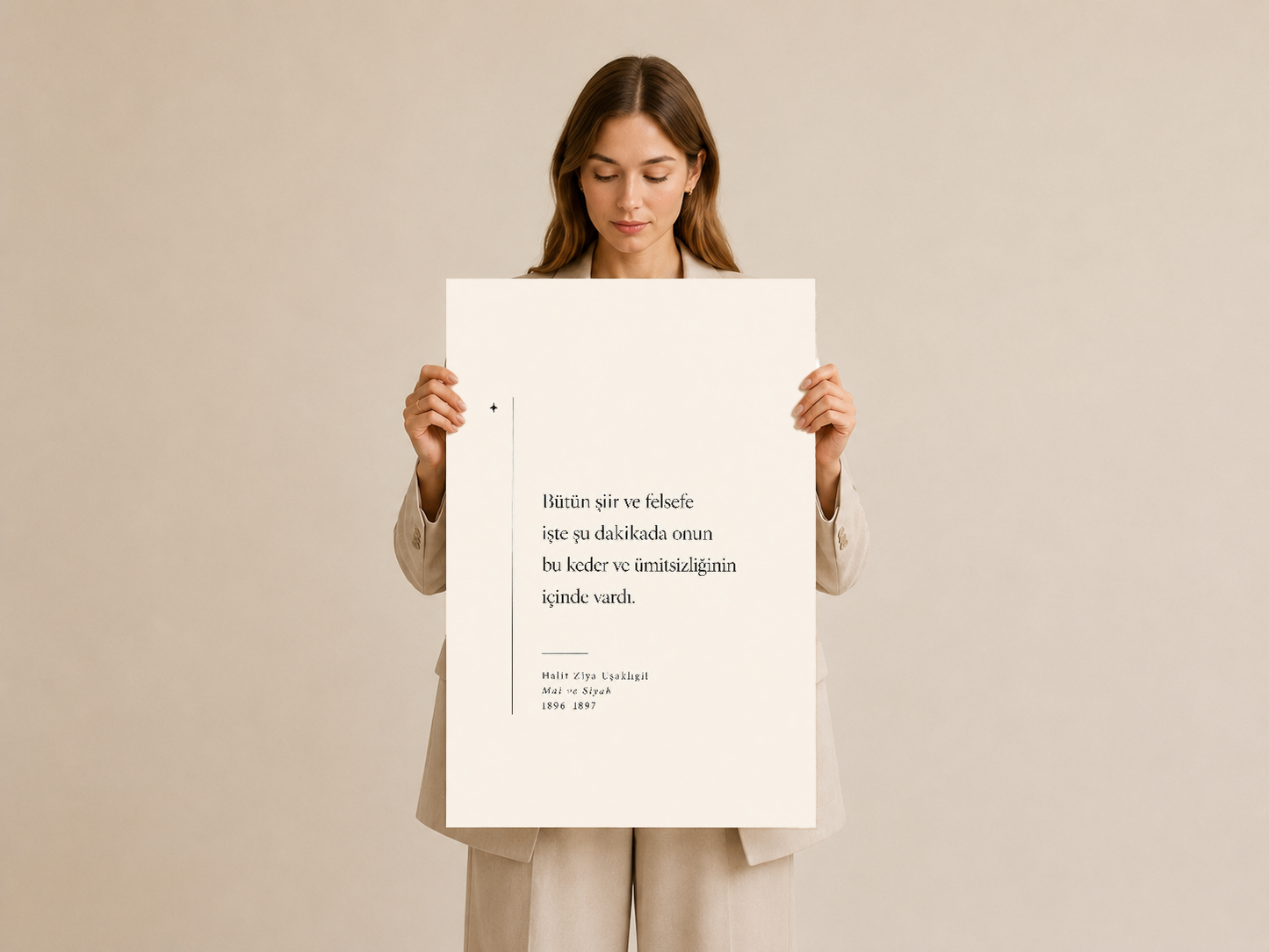 Tipografik duvar sanatı, minimalist Türkçe yazı içeren poster açık elde sunulmuş güzel baskı kalitesi gösteriyor.