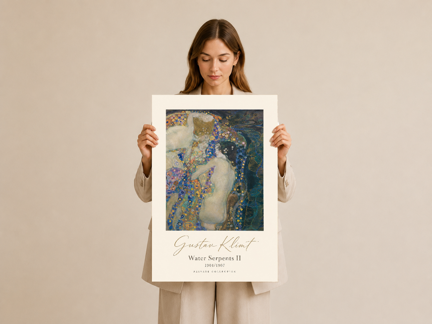 Klimt Water Serpents II tablosu, zarif çerçevede, renkli dekoratif detaylar ve başyapıt atmosferiyle.