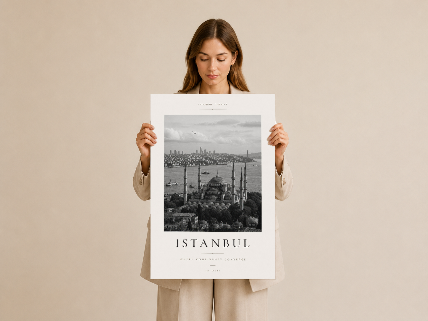 İstanbul'un görsel güzelliğini ele alan siyah beyaz fotoğraf poster, doğal çerçeve içinde görkemli şekilde düzenlenmiş.