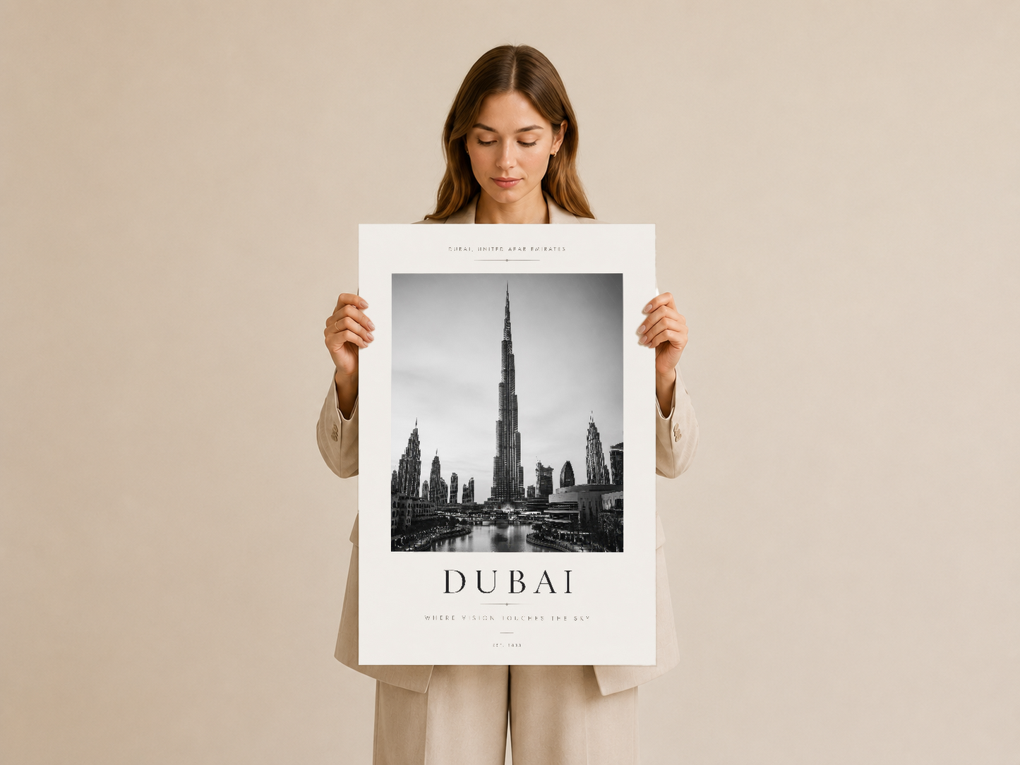 Gözlü kadının tuttuğu, Dubai skyline'ı gösteren siyah-beyaz stil poster, modern sanat eseri.