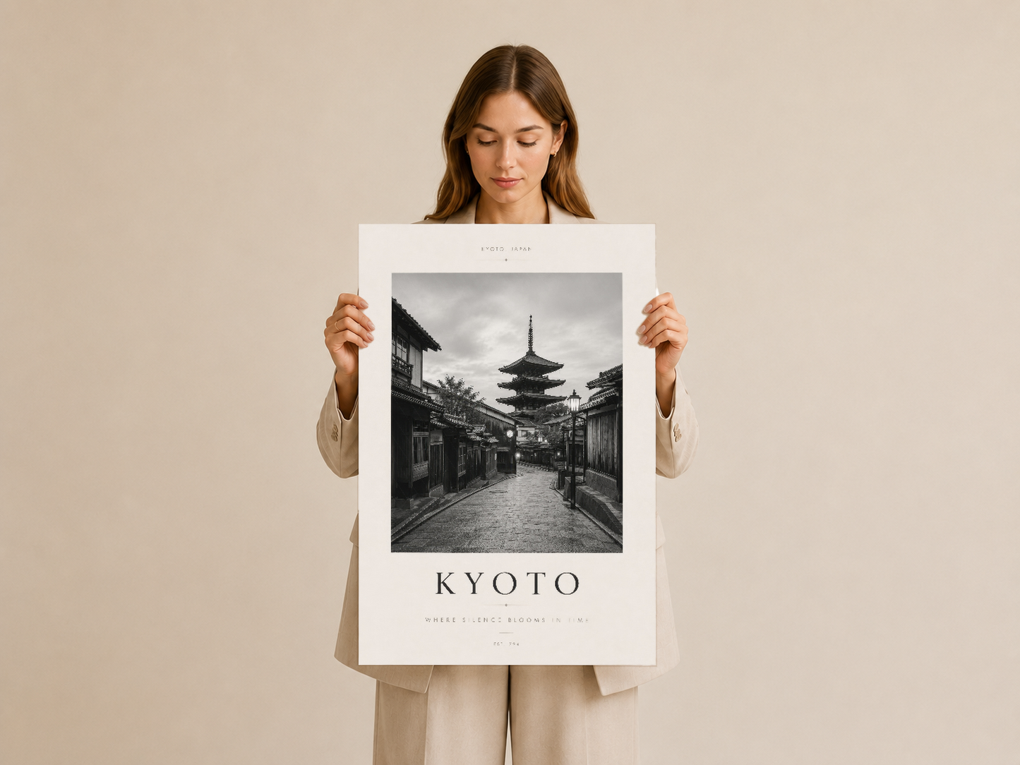 Kyoto şehrini siyah-beyaz fotoğrafla tasvir eden poster, elden tutuluş görseli.