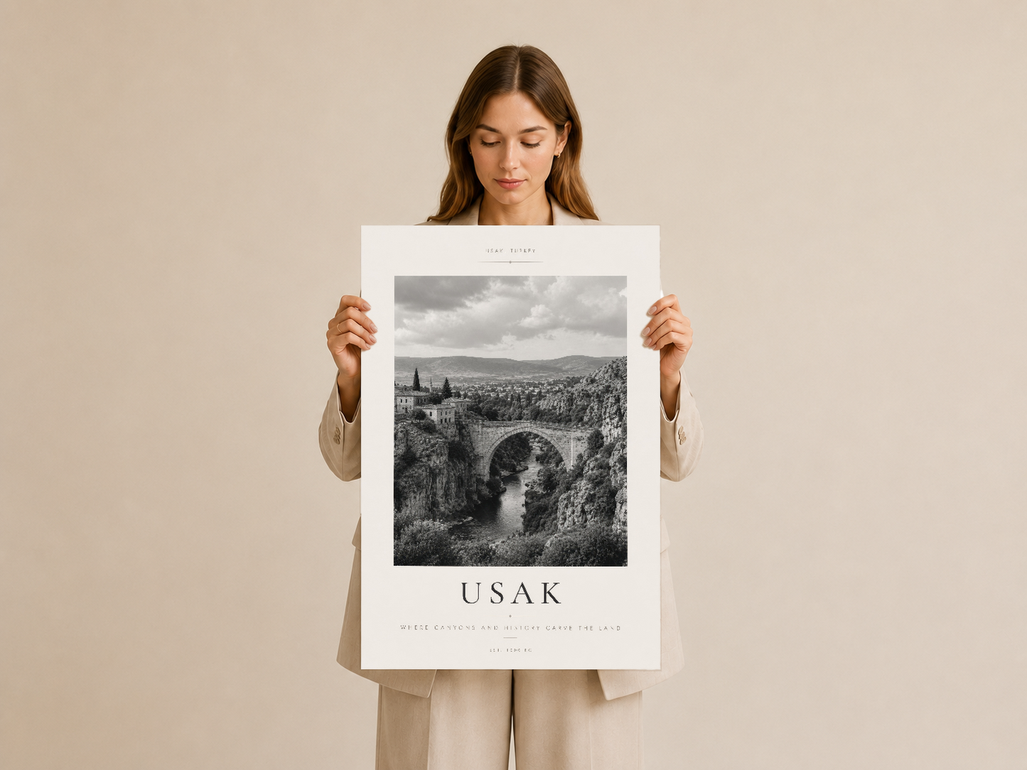 Usak baskı posterinin elde tutulması, vintage fotoğraf sanatıyla şık minimalist estetikteki boş alanı vurgulayan.