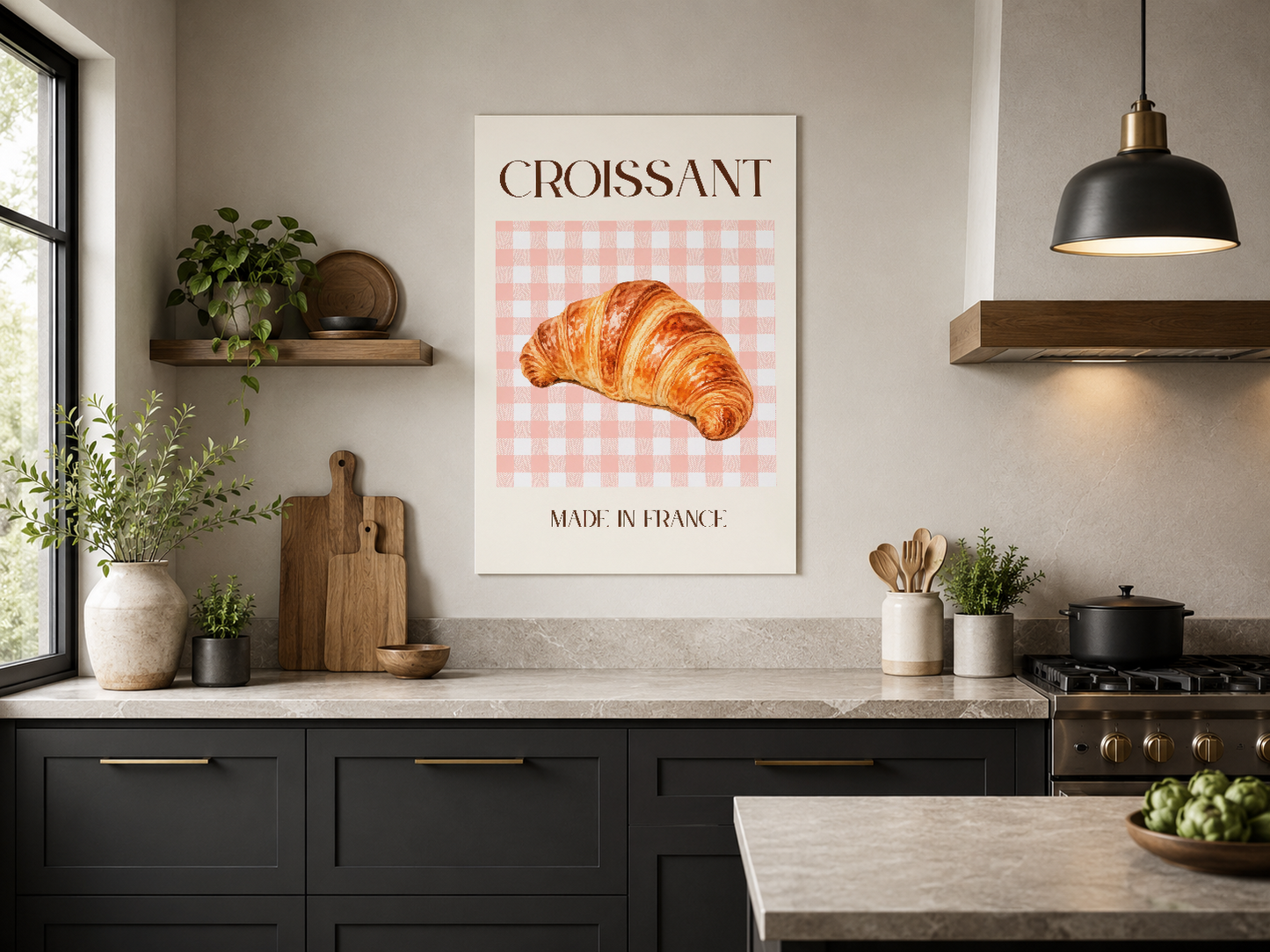 Croissant temalı art print, siyah mutfak dolapları ve mermer tezgah üzerinde, minimalist ve sakin bir mutfak stiline