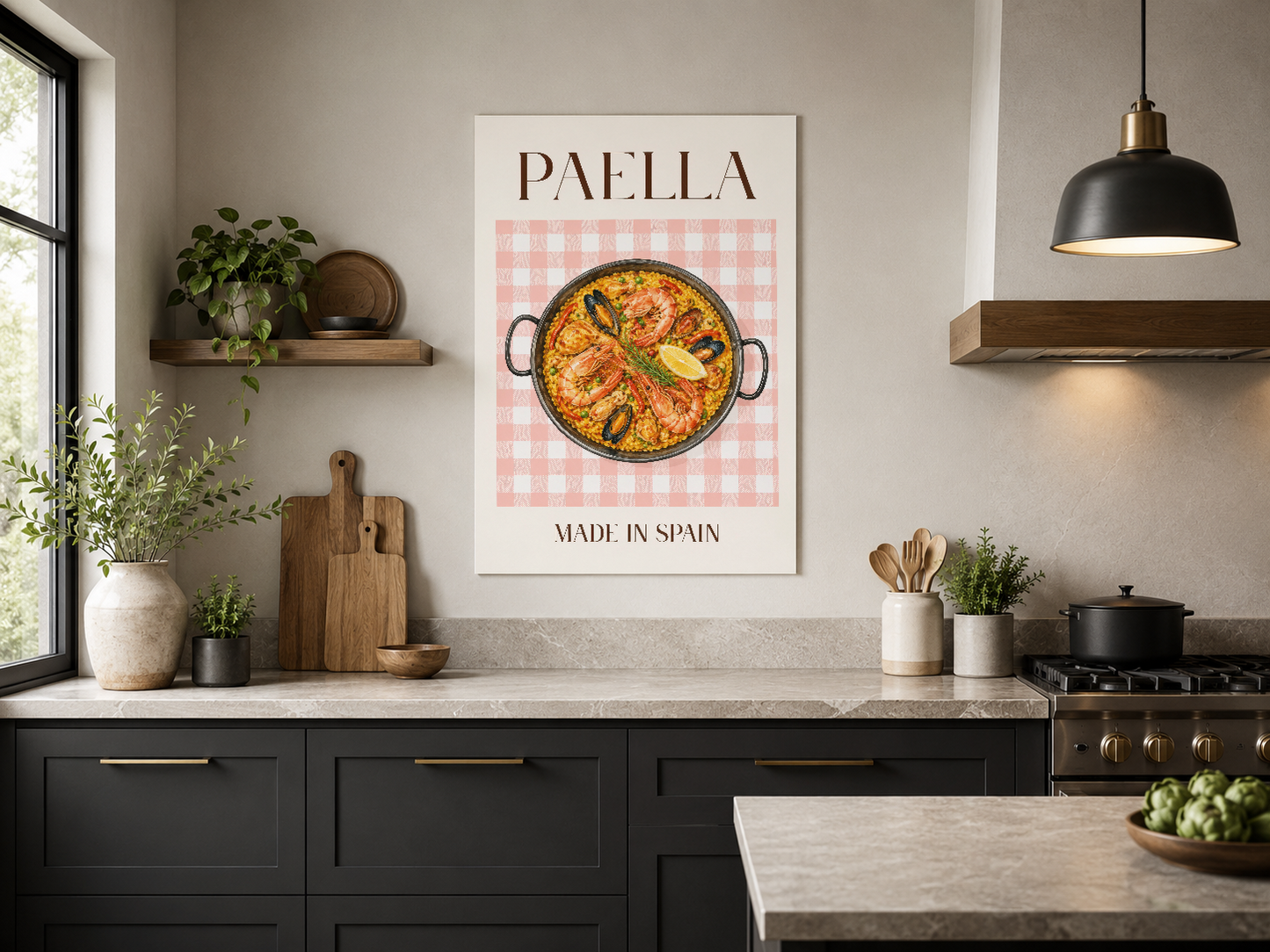 Paella ressam baskısı, beyaz çerçeveli olarak siyah mutfak kabinetlerinin üzerine asılı, sofistike bir tasarım aksesuarı.