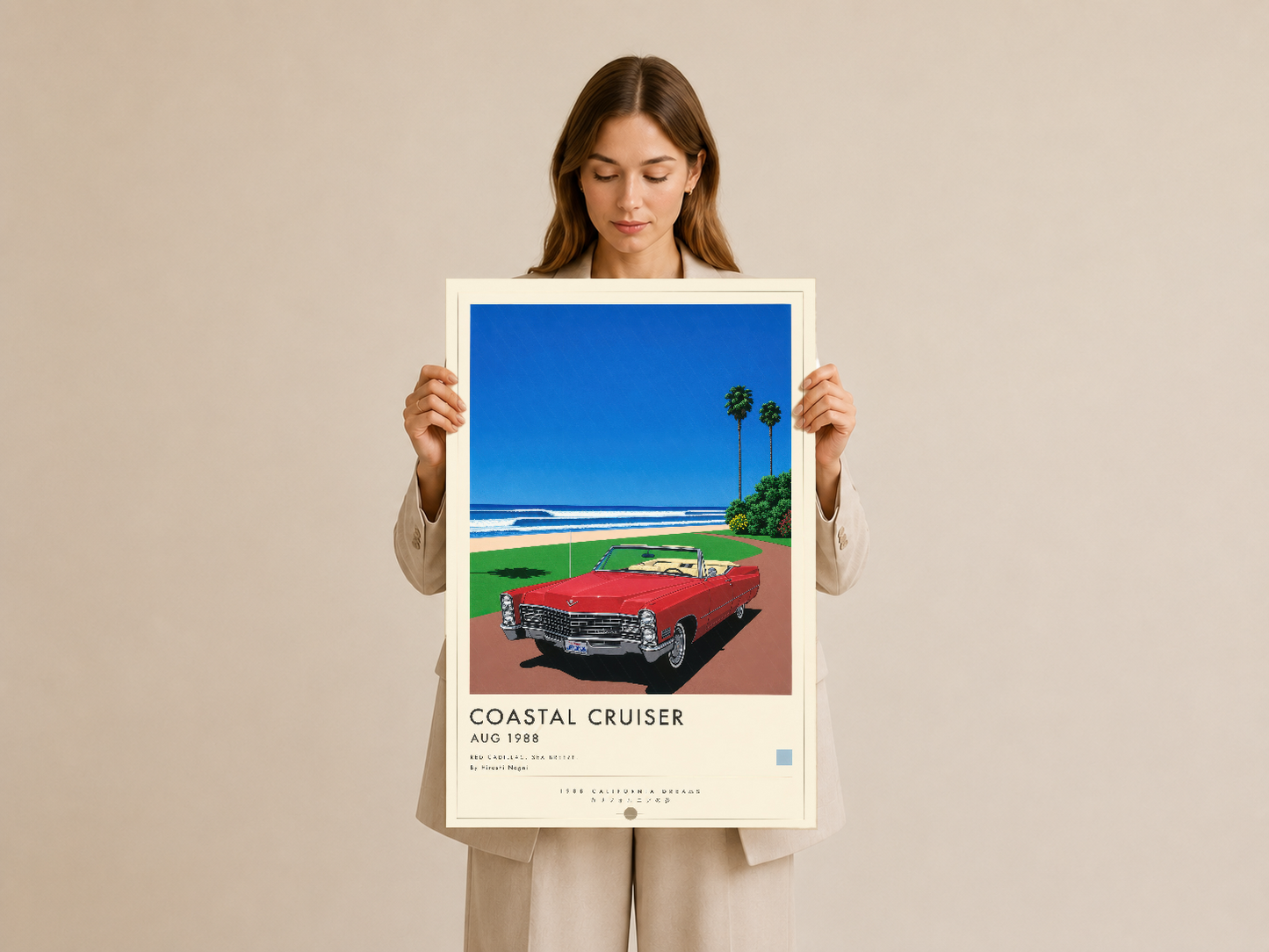 Vintage tasarımlı krem çerçeveli sahil otomobili posteri, ellerde tutuluyor.