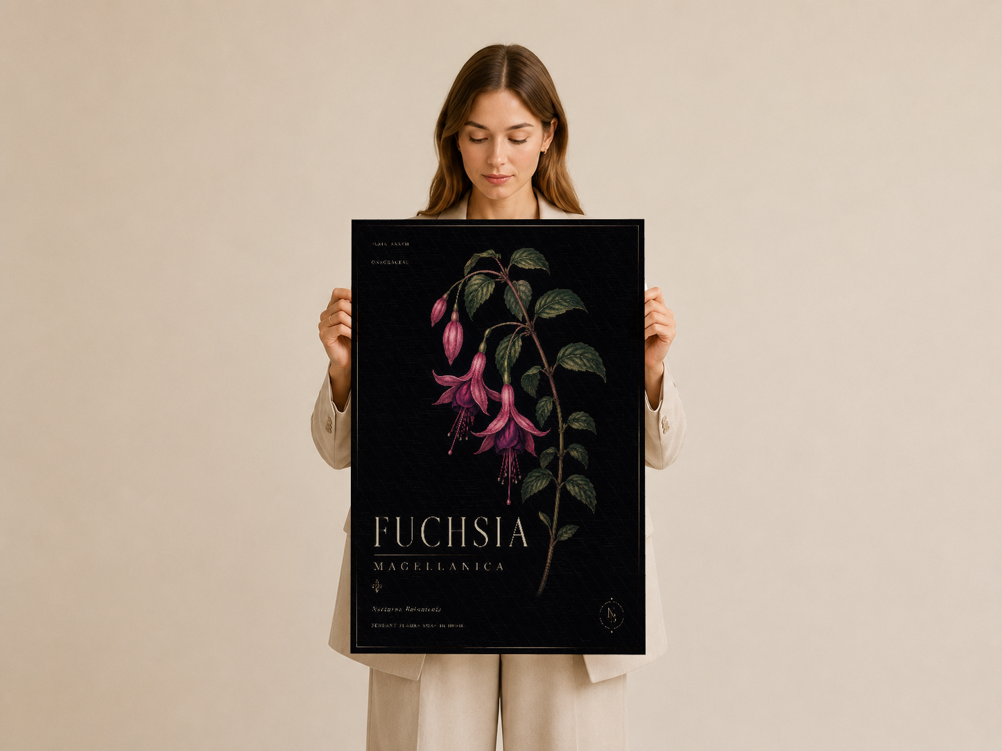 Botanik tarzı pembe fuşya çiçek baskılı siyah poster, elinde tutularak gösteriliyor.