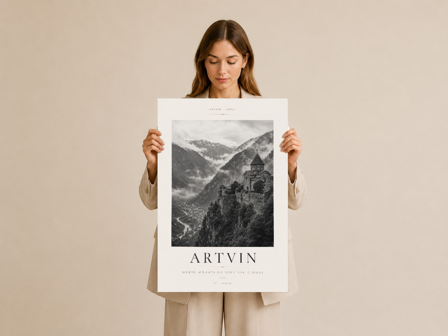 Dağ ve kalesi manzarasını gösteren modern poster, elinde tutuluş gösterimi.