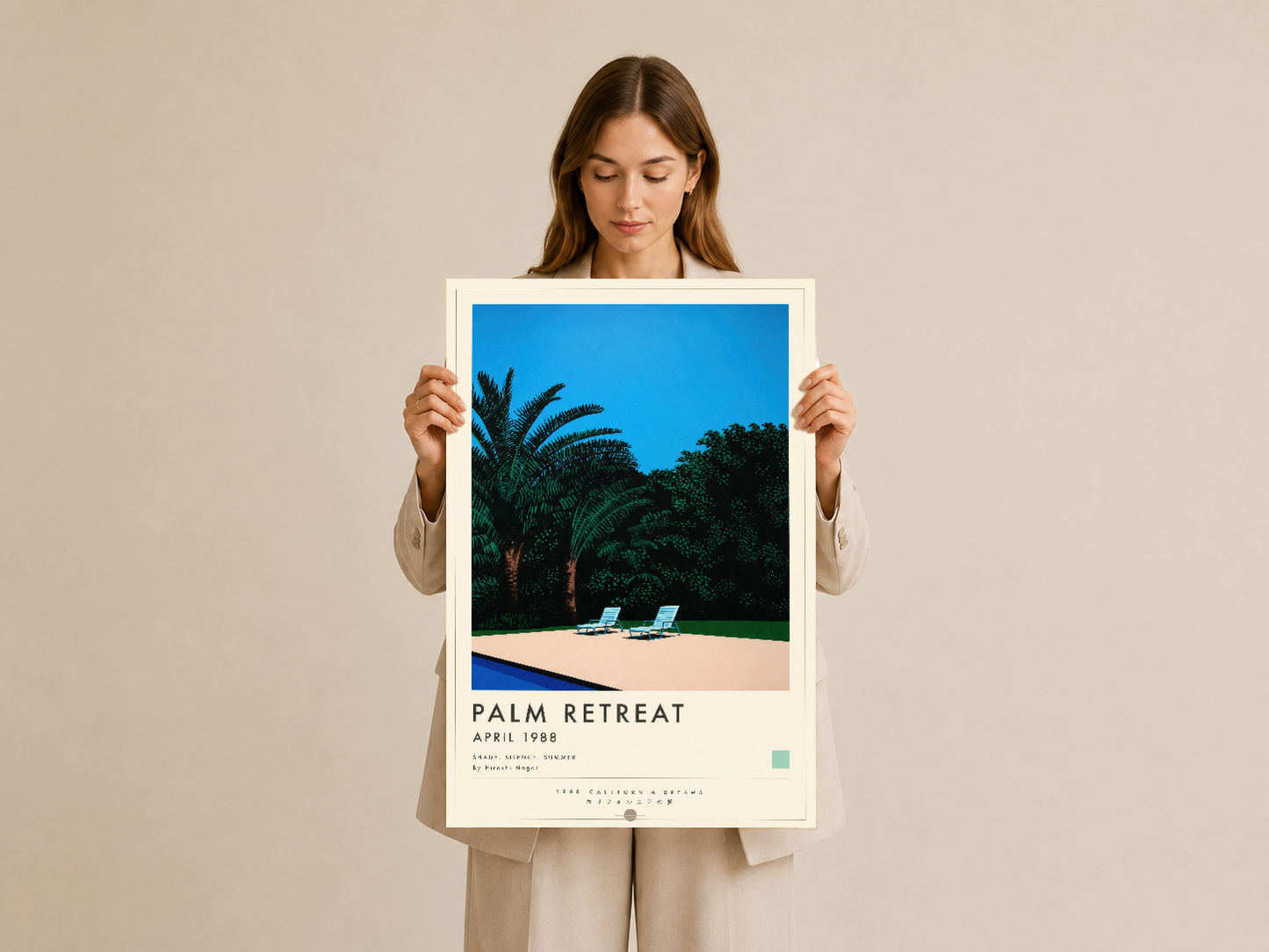 Retro Palm Retreat posterini tutarak dayanmış kadın, sanat eserinin ölçü ve tasarım detaylarını gösteren yakından görünüm.