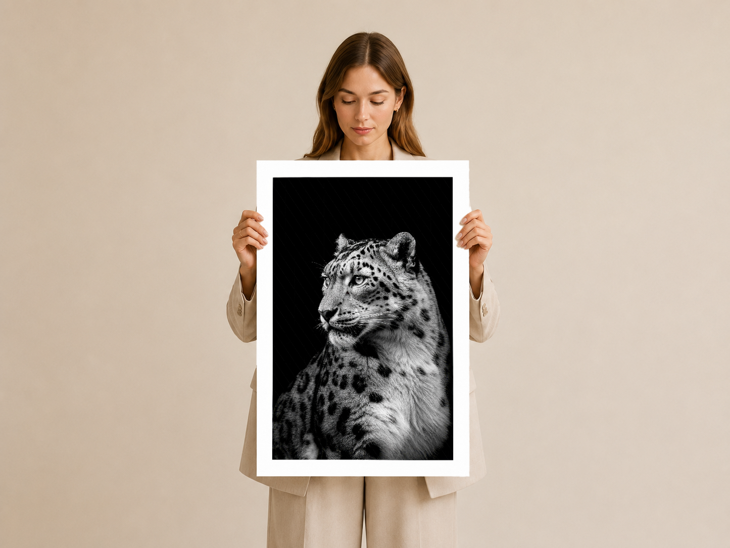Kar leoparı sanat tablosu, beyaz çerçeveli poster formatı, doğa ve vahşi hayvan temalı dekorasyon.