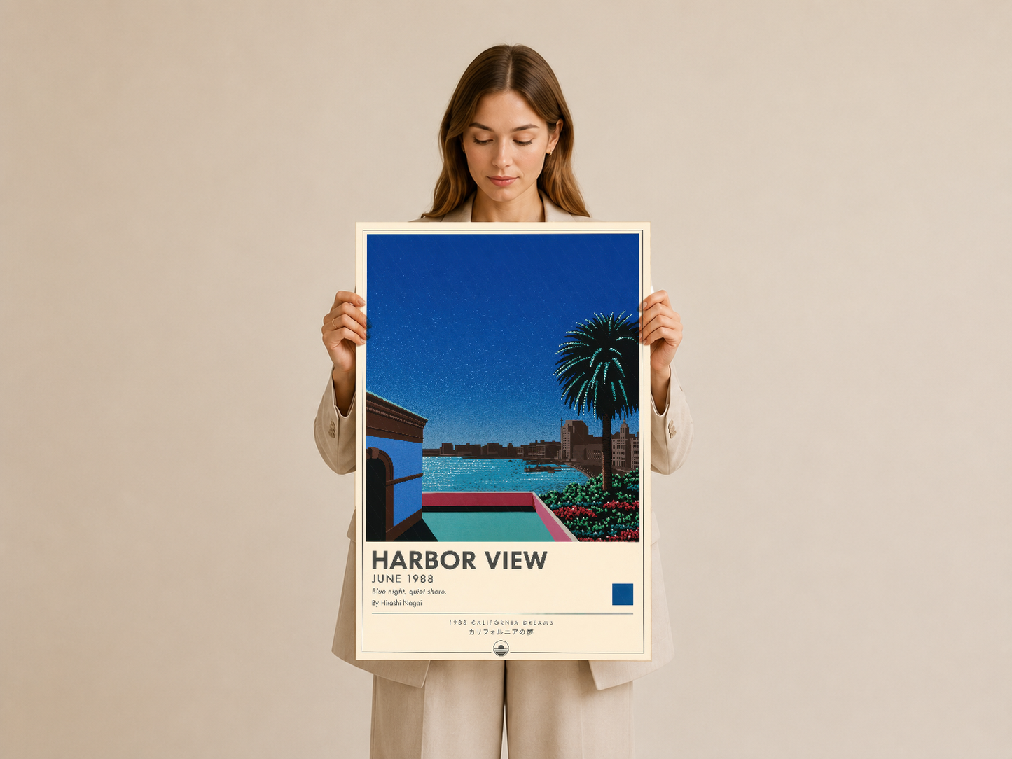 Retro tarih imzalı Harbor View tablosu, kişi tarafından tutuluyor, poster formatında sanatsal duvar dekorasyonu.