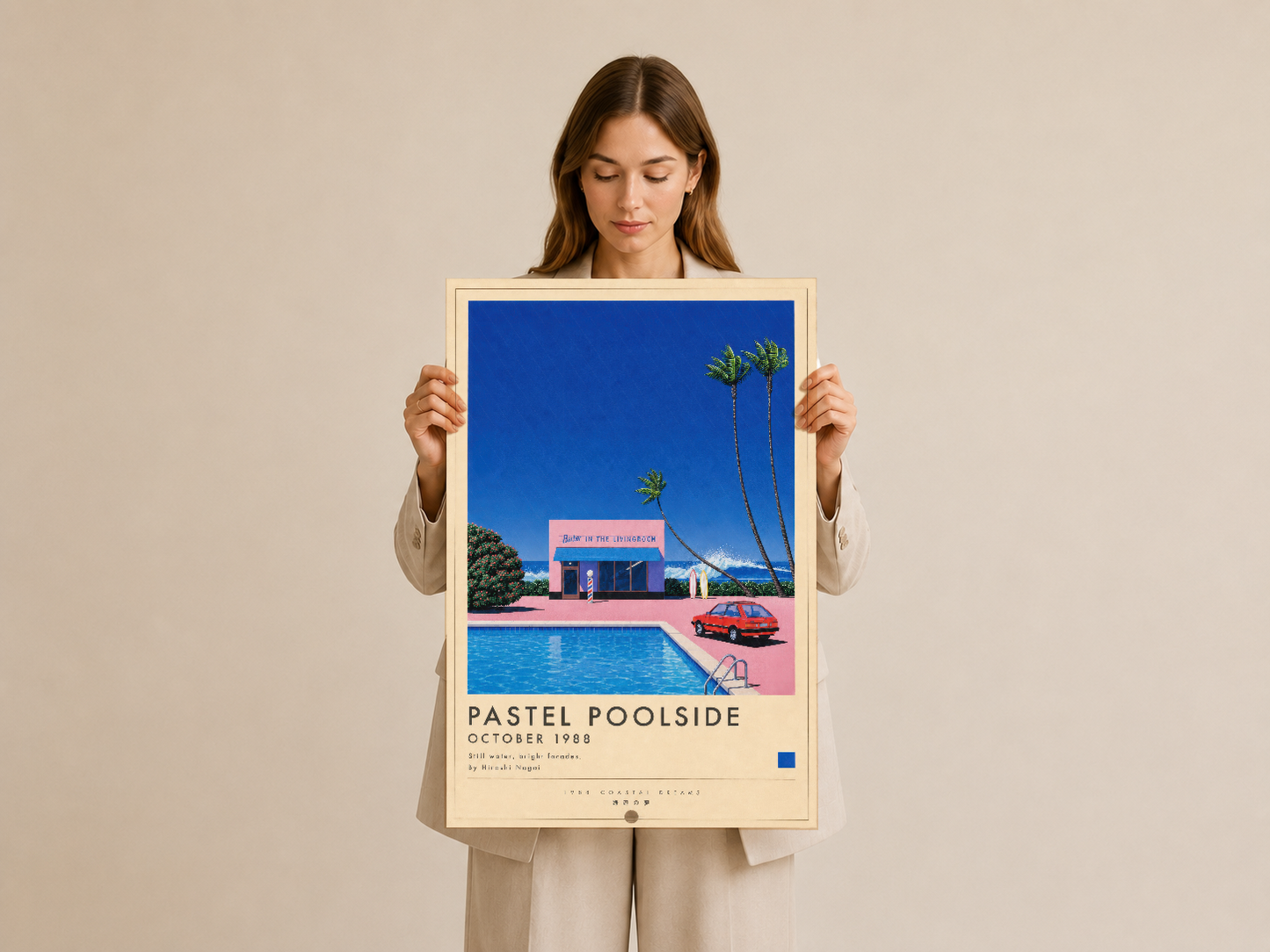 Pastel Poolside tablosunu tutan kişi, ahşap çerçeveli poster, yumuşak naturel renklerle sanat eserinin büyüklüğünü