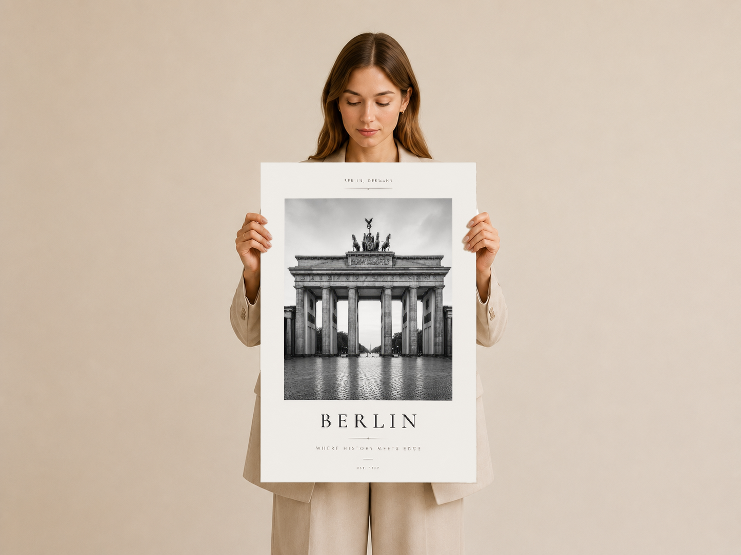Berlin duvar tablosu elden tutularak gösteriliyor, minimalist şık tasarım ve yüksek kaliteli baskı detayları görülüyor.