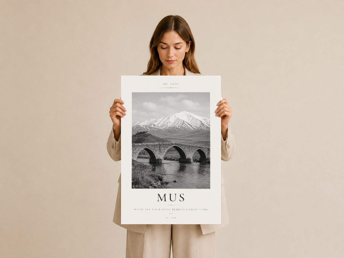 Mus poster baskısı, kadın tarafından tutularak taşınıyor ve siyah beyaz doğa fotoğrafını gözler önüne seriyor.