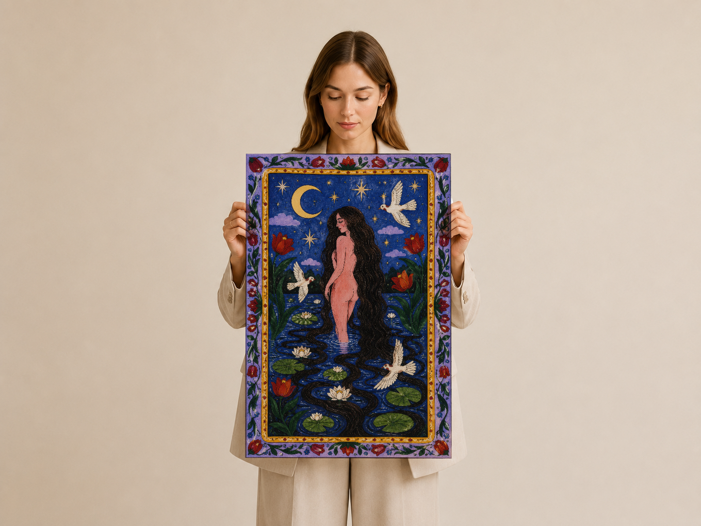 Koyu mavi zeminde ay, kuş ve nilüfer motifleriyle bezeli, canlı renklere sahip dekoratif duvar sanat tablosu.