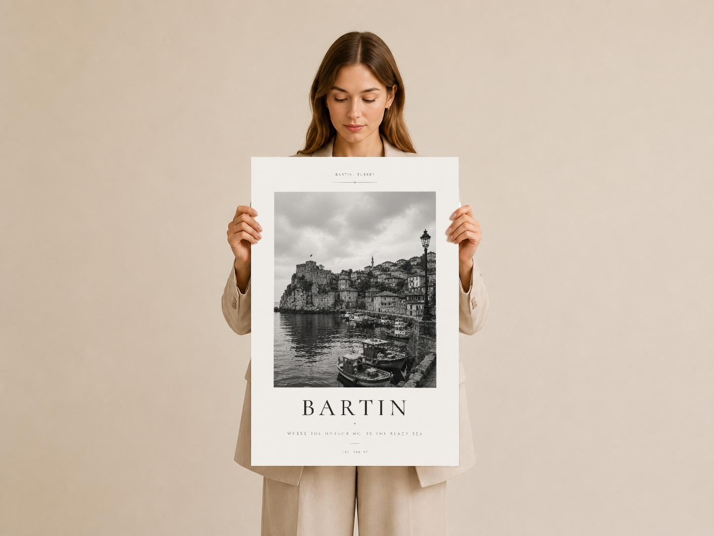 Bartin poster, İtalyan sahil kasabası fotoğrafını ince tipografik elemantlarla gösteren tasarım.