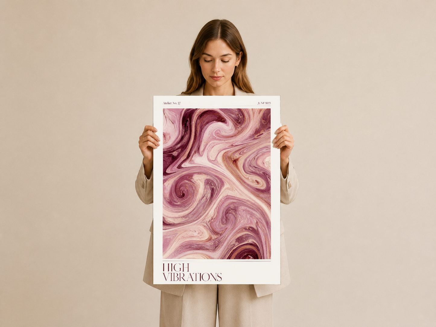 Pembe ve mürdüm renkli sıvı sanat tablosu, poster formatında sahip tarafından gösteriliyor.