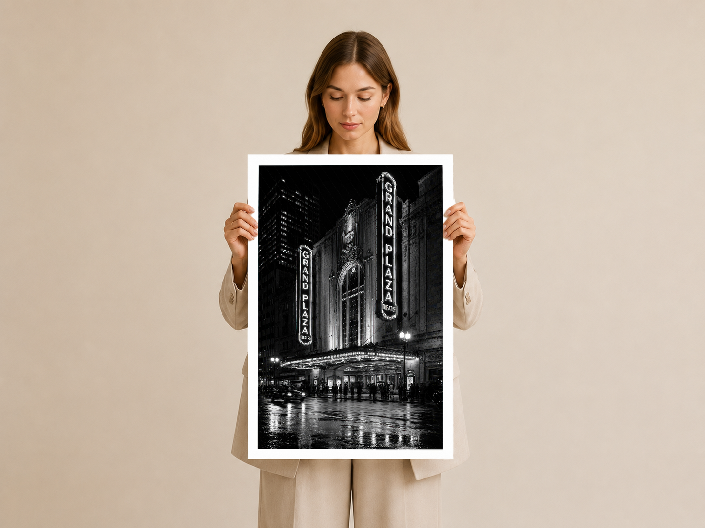 Neon tabelalı Grand Plaza tiyatro cephesinin ikonik siyah beyaz portresini gösteren sanat tablosu.
