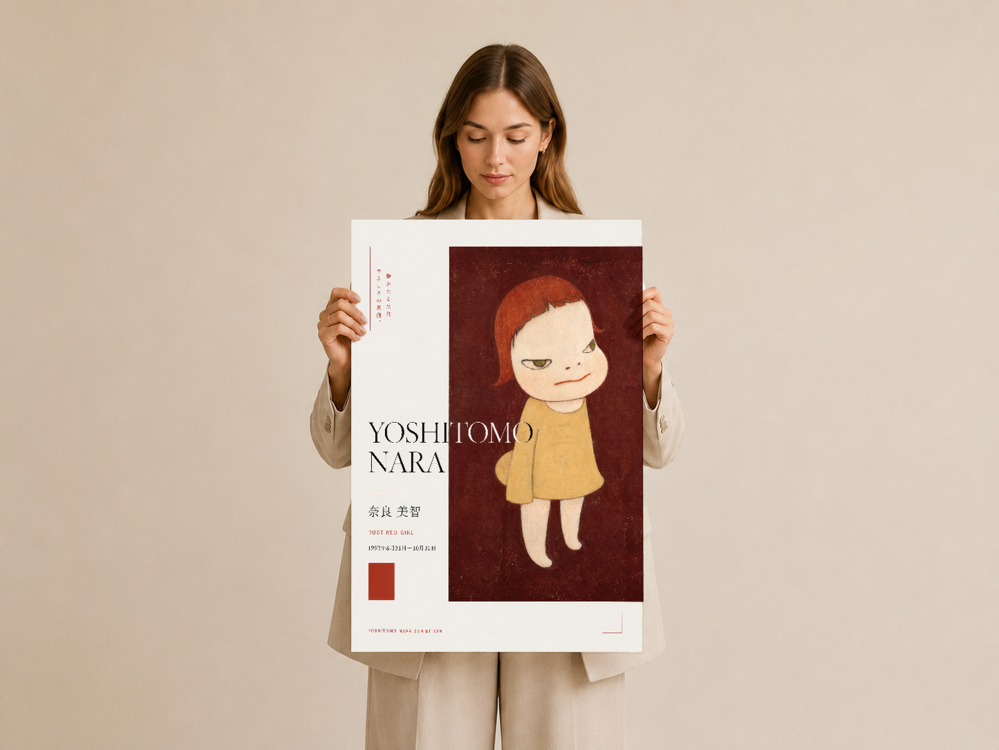 Sarı elbiseli çocuk figürünün bulunduğu sanat posterinin elimde tutulması.