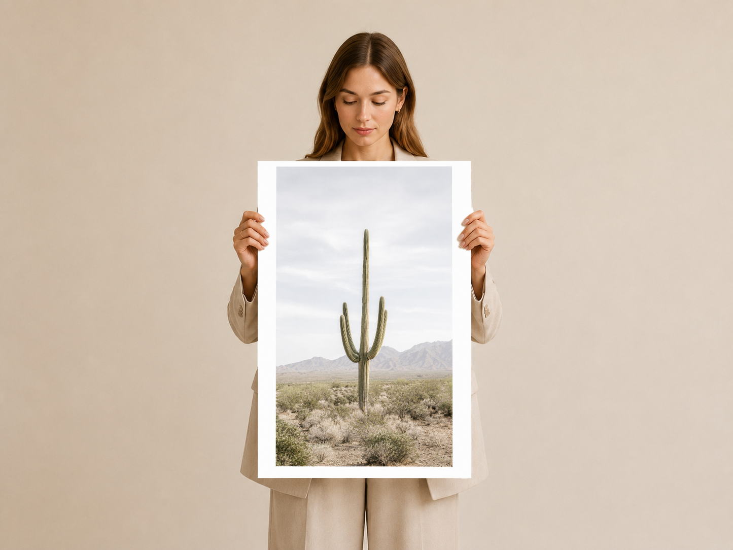 Saguaro kaktüsü duvar tablosu, çöl manzarası ile kontrastlı beyaz çerçeve ve mat tasarımı sunar.
